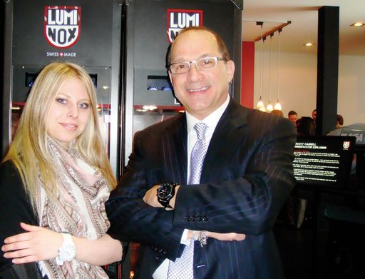 LUMI-NOX Brand Managerin Verena Iber, LUMI-NOX-Gründer Barry Cohen (v.l.) auf der Basel World