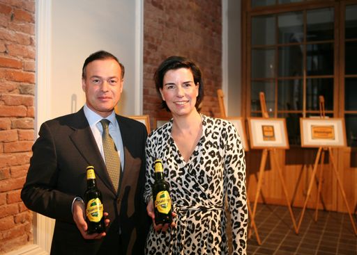  Christiane Wenckheim, Ottakringer Brauerei Chefin präsentiert das neue Flaschendesign mit Londoner Design Agentur Chef Francis Michael Claessens