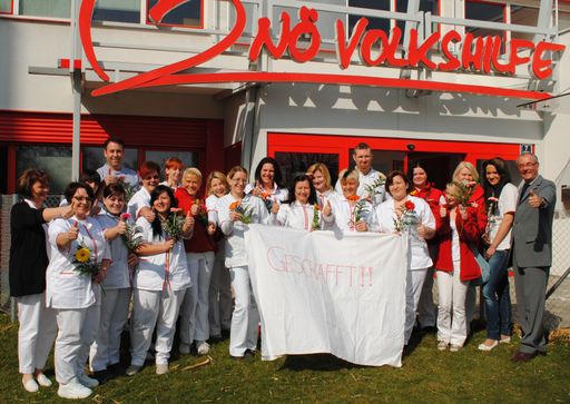 Weiße Fahne bei der Volkshilfe NÖ: 21 AbsolventInnen feiern Abschluss ihrer Ausbildung zur HeimhelferIn gemeinsam mit Volkshilfe NÖ-Präsident Ewald Sacher (1.vr.) und Ausbildungsleiterin Susanna Hitzelhammer (1.vl.)