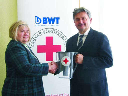 BWT unterstützt die Informationskampagne des ungarischen Roten Kreuzes zum Thema "Arsen im Trinkwasser" mit seinem neuen Anti-Arsen-Filter.