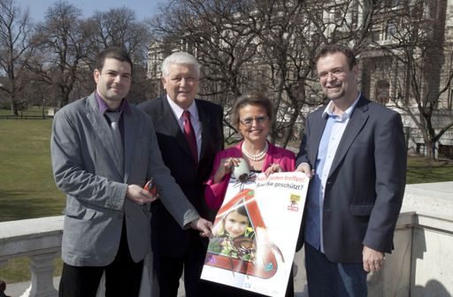 http://www.apa-fotoservice.at/galerie/2803
Im Bild v.l.n.r.: Dr. rer. nat. Georg Duscher (Stv. Leiter des Institutes für Parasitologie im Department für Pathobiologie der Veterinärmedizinischen Universität Wien), Dr. Rudolf Schmitzberger (Facharzt für Kinder und Jugendheilkunde und Impfreferent der Wiener Ärztekammer), Mag. pharm. Dr. Christiane Körner (Vizepräsidentin der Österr. Apothekerkammer) und MR Dr. Walter Dorner (Präsident der Österr. Ärztekammer).
