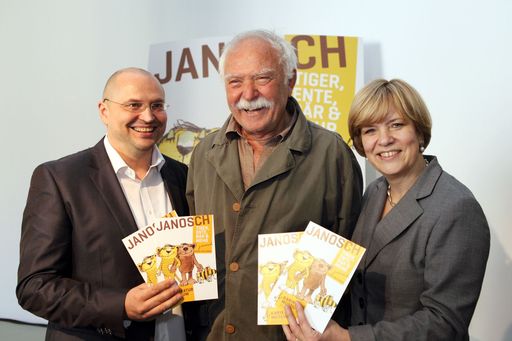 Im bild v.l.n.r.: Mag. Gottfried Gusenbauer (Direktor Karikaturmuseum Krems), JANOSCH (Horst Eckert), Landesrätin Mag. Barbara Schwarz