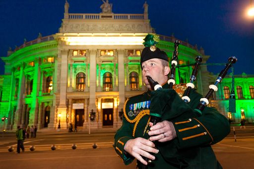  http://www.apa-fotoservice.at/galerie/2807 St. Patrick's Day: Begrünung des Burgtheaters