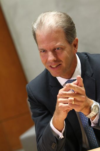 Die weltweit tätige Managementberatung Bain & Company ernennt Dr. Henrik Naujoks zum Leiter der Praxisgruppe für die Beratung von Finanzdienstleistern in Europa, dem Nahen Osten und Afrika (EMEA). Darüber hinaus verantwortet Dr. Naujoks weiterhin die Beratung von Versicherungsunternehmen in Deutschland und der Schweiz und leitet das Düsseldorfer Bain-Büro.