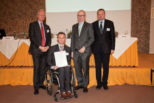 Im Bild v.l.n.r.: Dr. Martin Gleitsmann (WKO), Philipp Nieke, MSc (Preisträger), Dr. Manfred Müllner (FEEI - Fachverband der Elektro- und Elektronikindustrie), Prof. (FH) Mag. Dr. Erwin Gollner (FH Burgenland)