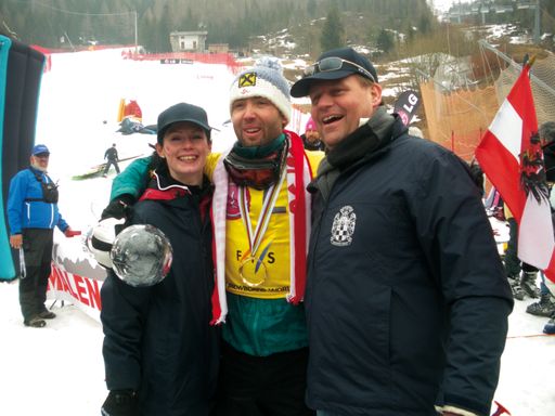  Snowboard-Champion Andi Prommegger (Mitte, mit Freunden Regina und Hans Bauer) nach dem Sieg im Gesamtweltcup: "Ich bin überwältigt".