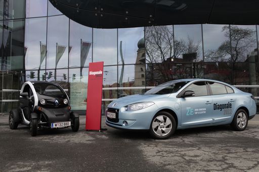  Im Bild v.l.n.r.: Renault Twizy und Renault Fluence ZE auf der Diagonel 2012 in Graz.