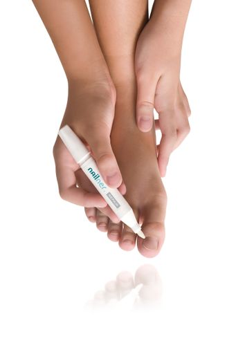 Nagelpilz ist nicht nur ein kosmetisches Problem, sondern eine hartnäckige Infektion. Unbehandelt kann er zum Nagelverlust oder zu Entzündungen führen. Eine wirksame Abhilfe bietet der Nailner(R) Nagelpilz-Stift oder Spray - er bekämpft den Pilz an der Quelle.