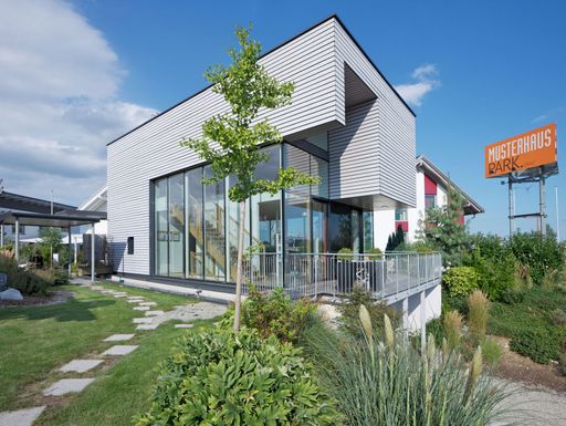 Großzügige Fensterflächen, offene Raumkonzepte und moderne Architekturelemente liegen im Trend.
(Musterhaus: Strobl Bau - Holzbau)