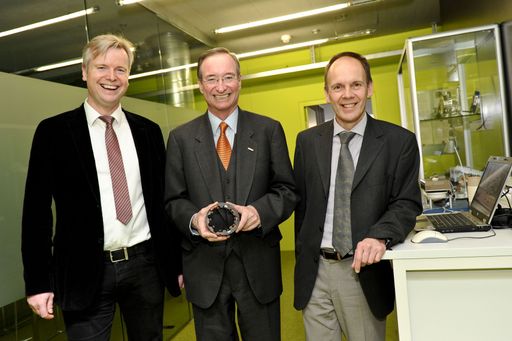 http://www.apa-fotoservice.at/galerie/2795
Im Bild v.l.n.r. DI Dr. Markus Brummayer Mac (Geschäftsführung ACCM), Wirtschaftskammer-Präsident Dr. Christoph Leitl, DI Gerald Schatz (Geschäftsführung LCM und ACCM)