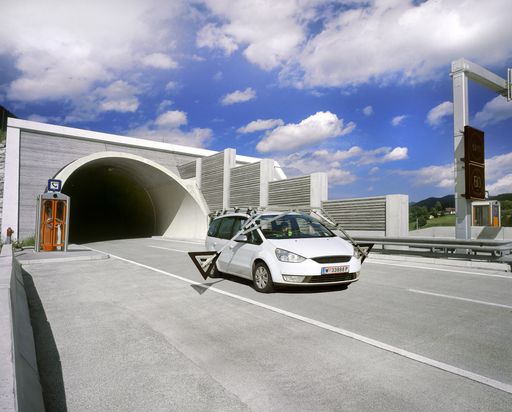 Vorschau Bild von Das System wird über einen handelsüblichen Gepäckträger an einem Wartungsfahrzeug fixiert und kann nach Gebrauch komfortabel zusammen geklappt werden.
