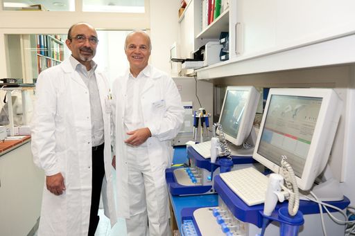 http://www.apa-fotoservice.at/galerie/2810/
Im Bild v.l.n.r.: Univ. Prof. Dr. Soheyl Bahrami (Co-Direktor), Univ. Prof. Dr. Heinz Redl ( Leiter des Instituts für Traumatologie)