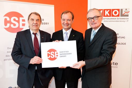  http://www.apa-fotoservice.at/galerie/2813/
Im Bild v.l.n.r.: Dr. Richard Schenz (Kapitalmarktbeauftragter des BMF), KommR Alfred Harl (CMC - Obmann des Fachverbandes UBIT), Dr. Norbert Griesmayr (Generaldirektor VAV Versicherung)