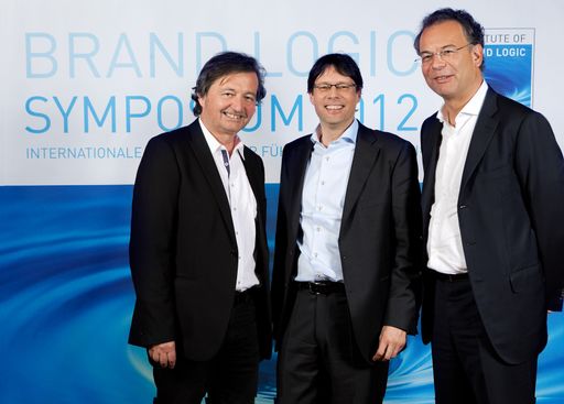 Zeigten in Salzburg das erfolgreiche Zusammenspiel von Marke, Strategie und Geschäftsmodell auf (v.l.): Organisations- und Strategieexperte Roland Deiser, Markus Webhofer, Institute of Brand Logic, Heimo Scheuch, CEO Wienerberger.