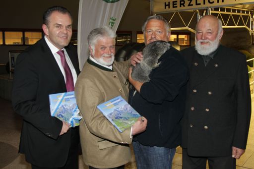 v.l.n.r.: Landesdirektor Roland Brunhofer ORF-Salzburg, Herbert Gschwendtner, "Mankei-Wirt" Herbert Haslinger mit Murmeltier Felix, Sepp Forcher