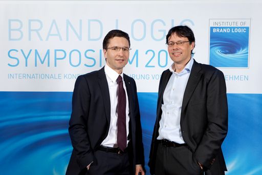 Markus Webhofer (rechts), Managing Partner des Institute of Brand Logic, mit einem der Podiumsdiskutanten am Brand Logic Symposium: Interspar-Geschäftsführer Markus Kaser.