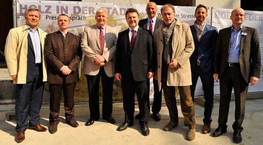 Vorschau Bild von Im Bild von links nach rechts: Ziviltechniker Richard Woschitz, Jens Koch (Saint-Gobain RIGIPS Austria), Wilhelm Zechner (Sozialbau AG), Wohnbaustadtrat Michael Ludwig, Dieter Kainz (proHolz Austria), Michael Schluder (Architekt), Lois Hagmüller (Architekt), Helmut Spiehs (binderholz bausysteme