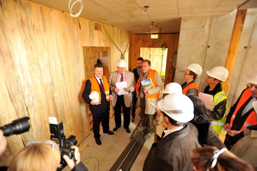 Vorschau Bild von Auf der Baustelle: von li nach re: Wohnbaustadtrat Michael Ludwig, Wilhelm Zechner (Sozialbau AG), Architekten Lois Hagmüller und Michael Schluder