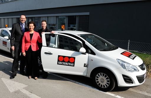 Im Bild v.l.n.r.: Mag. Martin Wiesinger (GF Securitas), Frau Bundesministerin Gabriele Heinisch-Hosek, Astrid Adelmann (Streife Wien, Team Novsak)