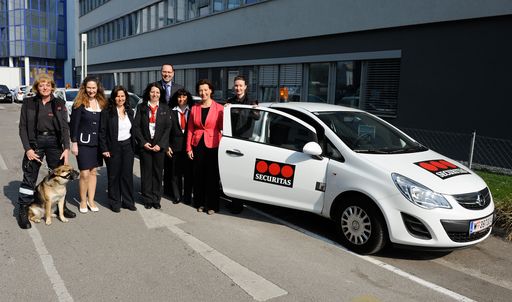 Vorschau Bild von Im Bild v.l.n.r.: Claudia Maierhofer (Hundeführerin Wien), Cornelia Erkinger (Empfangsdienst), Manuela Jauk (Betriebsrätin, KPZ Region Süd), Jutta Daspelgruber Fluggastkontrolle Salzburg), Mag. Martin Wiesinger (GF Securitas), Monika Enzenebner (Einsatzleiterin Oberösterreich), Frau Bundesministerin Gabriele Heinisch-Hosek, Astrid Adelmann (Streife Wien)