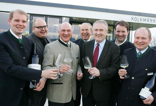  http://www.apa-fotoservice.at/galerie/2821/ Im BIld v.l.n.r.: Gerhard Kolkmann (Weingut Kolkmann), DI Christoph Haas (Haas Architektur Enns), Landeshauptmann Dr. Erwin Pröll, DI Rudolf Stiegler (Buergermeister Fels), ÖKR Josef Pleil (Praesident Weinbauverband Österreich), Mag. Bernhard Schroeder (GF Destination Donau) und Horst Kolkmann (Weingut Kolkmann)