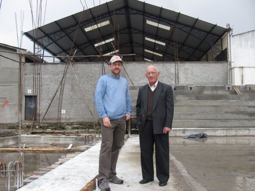 v.l.n.r.: Jugend Eine Welt CEO Reinhard Heiserer und Rektor Javier Herrán vor der Baustelle der Salesianeruniversität UPS in Ecuador.