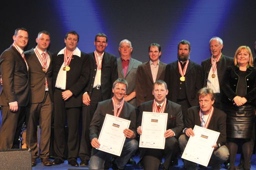  Erfolgreiche Meisterdestillateure 2012: 1. Reihe: Die Edelbrenner des Jahres 2012 Markus Spitaler (Bronze, Gerhard Liebl (Gold ) und Bernhard Leitner (Silber); 2. Reihe: Ralf & Holger Henrich (D), Tibor Vértes (HU), Florian Kranebitter (Tirol), Fridolin Baumgartner (D), Axel Hubach (D), Christoph Keller (D), Franz Kostenzer (Tirol) und Ute Lagler (Burgenland).