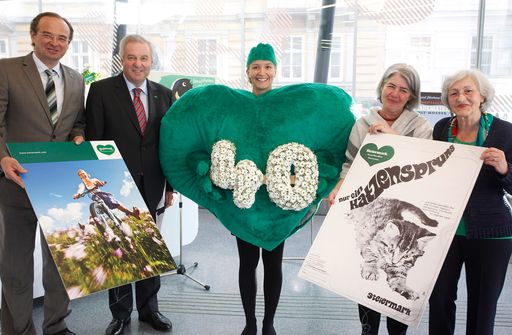 Das Grüne Herz ist 40. Herzplakate von links: Georg Bliem (GF Steiermark Tourismus), LH-Stv. Hermann Schützenhöfer, Herzmaskottchen Gudrun, Dr. Eva Kreissl (Volkskundlerin), Ellen Karin Gross (Ehefrau des Herz-Grafikers Helmut Gross).