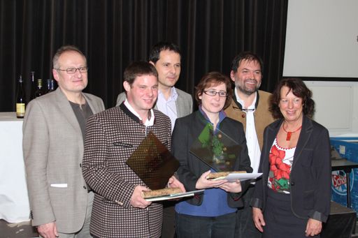 Kür des Stadtweins Freistadt. Vordere Reihe: Rotweinsieger Weingut Groll, Weißweinsieger Weingut Steinschaden, Stadträtin Heidi Kreischer. Hintere Reihe: Herbert Gossenreiter, Bürgermeister Christian Jachs, Helmut Satzinger
