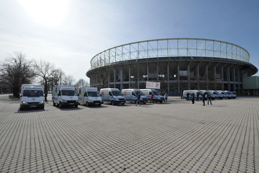  Die mobilen Ambulanzen und Autos von VIER PFOTEN nehmen Aufstellung vor dem Ernst-Happel-Stadion.