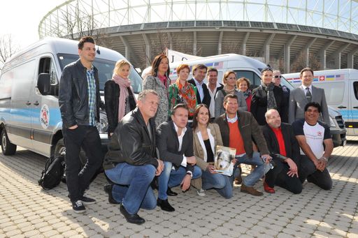 Vorschau Bild von Oben, von links: David Pfeffer, Mirjam Weichselbraun, Ulli Sima, Elli Colditz, Willi Ruttensteiner, Gerold Rudle, Monica Weinzettl, Susanne Pöchacker, Barbara Karlich, Peter Barthold, Exzellenz Andrij Berezny.
Unten, von links: Franz Wohlfahrt, Alfons Haider, Maggie Entenfellner, Fifi Pissecker, VIER PFOTEN Gründer Helmut Dungler, Amir Khalil, Director of Project Development bei VIER PFOTEN (rechts unten).