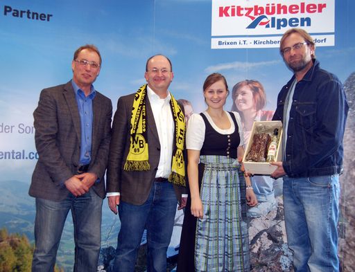 Die Vertreter des Tourismusverbandes mit Geschäftsführer Max Salcher und Obmann Alexander Aigner bei der Übergabe eines kleines Präsentes an den BVB-Trainer Jürgen Klopp.