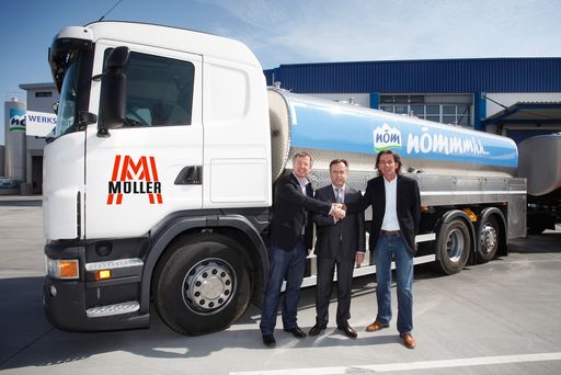 Fritz (li.) und Ing. Peter Müller (re.), Geschäftsführer von Müller Transporte, mit Ing. Josef Simon, Vorstand Produktion, Technik und Logistik der NÖM