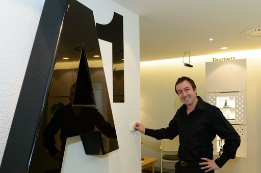  http://www.apa-fotoservice.at/galerie/2827 
Im Bild: A1 Shop Manager Jürgen Höfler in der Grazer Herrengasse schaltet das Licht ab.