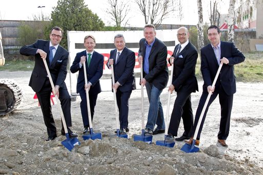  Im Bild (v.l.n.r.): Ing. Dr. Bernd Bartosek (Bartosek Projektbetreuung GmbH), Dr. Clemens Maria Uhl, MBA (Barosu GmbH), Dr. Hannes Füreder (SSFP Rechtsanwälte), Bezirkvorsteher Norbert Scheed, Mag. Gerhard Rodler (Geschäftsführer,Barosu GmbH), Ing. Markus Engerth (STRABAG AG)