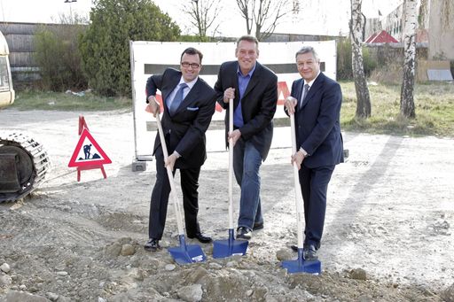 Vorschau Bild von Im Bild (v.l.n.r.): Ing. Dr. Bernd Bartosek (Bartosek Projektbetreuung GmbH), Bezirksvorsteher Norbert Scheed, Dr. Hannes Füreder (SSFP Rechtsanwälte)
