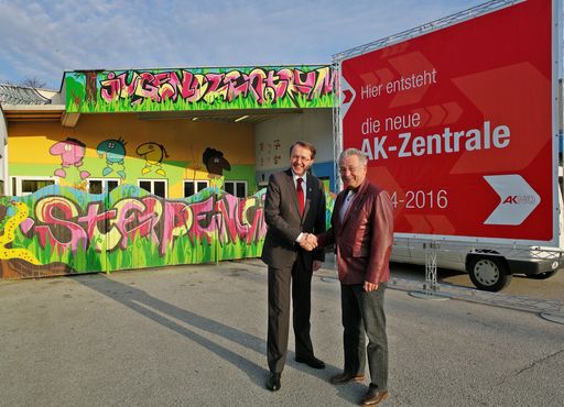 AKNÖ-Präsident Hermann Haneder und Bürgermeister Matthias Stadler freuen sich über die Standortentscheidung der AK. Man werde in Zukunft eng zusammenarbeiten.