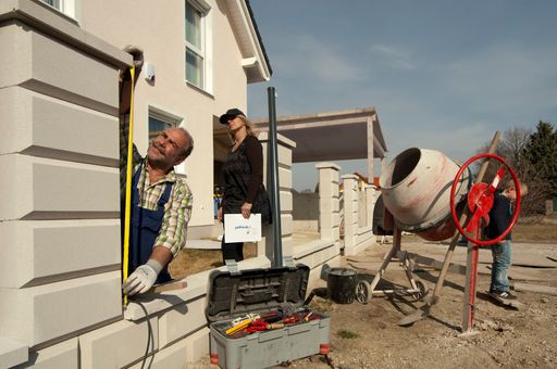 Vorschau Bild von Der Professionist, der über die Plattform www.profi-book at vermittelt wurde, erklärt der Auftraggeberin seine Vorgangsweise zum weiteren Bau des Gartenzaunes.