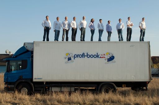 Vorschau Bild von Das profi-book Team auf dem gebrandeten profi-book LKW.