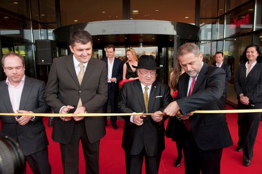 Vorschau Bild von Fabian Kaufmann, Center-Manager Krunoslav Dominikovic, Prof. Wolfgang Kaufmann und Zagrebs Bürgermeister Milan Bandic durchschnitten das Band und übergaben das City Center one in Zagreb Ost seiner Bestimmung.