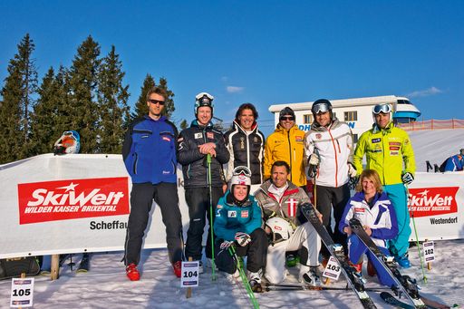 Personen von links Aussen: Andreas Haselsberger (SkiWelt Scheffau), Hannes Reichelt, Frank Wörndl, Gerhard Brüggler (Veranstalter), Jure Kosir, Mitja Valencic / 2. Reihe vorne: Andrea Fischbacher, Josef Margreiter, Anita Baumgartner (SkiWelt Marketing Leitung)
