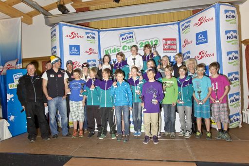 Vorschau Bild von Alle Mädchen und Buben der Plätze 1, 2, 3 mit den ÖSV-Weltcup-Athleten Hörl Wolfgang, Eva Maria Brehm , Christoph Dreier, Kitzbüheler Skiclub Präsident Dr. Michael Huber , ÖSV Mag. Gert Ehn und Maria Kitzler NÖM AG