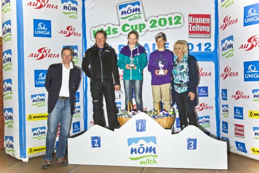 Vorschau Bild von Im Bild v.l.n.r. Kitzbüheler Skiclub Präsident Dr. Michael Huber, ÖSV Mag. Gert Ehn, Ronja Klinger Tagesbeste und Lukas Feurstein, Maria Kitzler NÖM AG