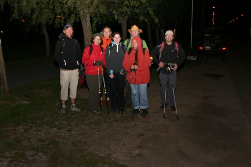 Vorschau Bild von Einige der knapp 100 TeilnehmerInnen des 24-Stunden-Wandermarathons 2011 um ca. 1:00 Uhr.