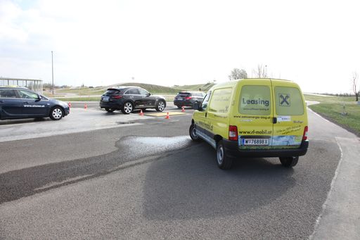 Probefahrten am Testgelände Teesdorf