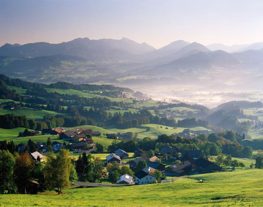 T-MONA Studie: Die sehr gute Gesamtnote 1,6 erhält Vorarlberg von seinen Sommergästen. Sie kommen vor allem wegen der Landschaft, insbesondere der Berge, der Naturvielfalt und der Ruhe. 
Im Bild der Bregenzerwald