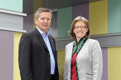  Beim Facility Management setzt die Uniqua auf first facility: Ernst Morgenbesser, Geschäftsführer der UNIQA Real Estate Management GmbH mit Susanne Schindler, Geschäftsführerin der first facility GmbH.