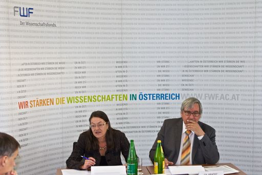http://www.apa-fotoservice.at/galerie/2846/
FWF-Jahrespressekonferenz: Christoph Kratky (Präsident des FWF) und Dorothea Sturn (Geschäftsführerin des FWF) präsentieren die Ergebnisse der Aktivitäten des Wissenschaftsfonds im Jahr 2011 und geben einen Ausblick auf zukünftige Entwicklungen im Bereich der Grundlagenforschung.