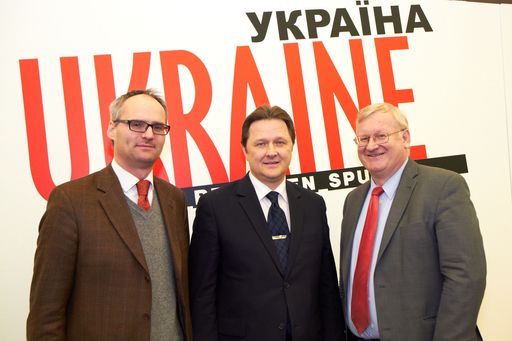 http://www.apa-fotoservice.at/galerie/2845/
Im Bild v.l.n.r. Mag. Wolf-Dietrich Heim (Österreichischer Botschafter in der Ukraine), Andrii Viktorovytsch Bereznyi (Botschafter der Ukraine in Österreich) und Vorstandsdirektor Dr. Martin Simhandl (CFO Vienna Insurance Group)