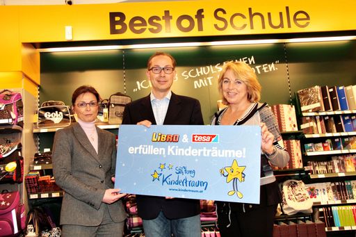  v.l.n.r.: Mag. Gabriele Kosar (Geschäftsführerin tesa GmbH Österreich) und Mag. Thomas Zechner (GF LIBRO) bei der Scheckübergabe an Gabriela Gebhart (GF Stiftung Kindertraum).